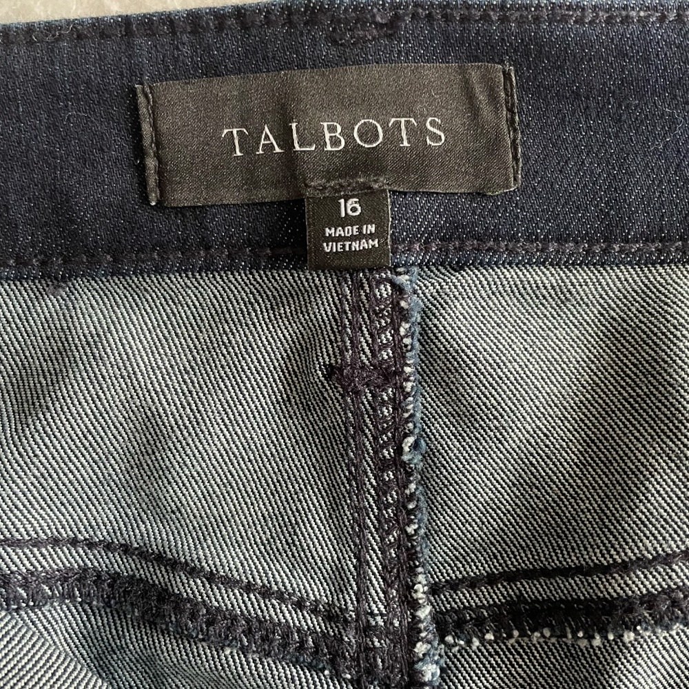 Talbots Jean Skirt in Dark Wash Denim with Back Slit in Size 16 - Picture 3 of 9
